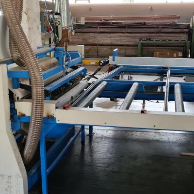 Verižni transporter z krtačnim strojem